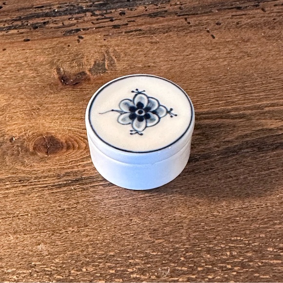 Royal Copenhagen Blue Hand Painted Pin Box 4724 - Picture 2 of 5